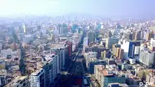 Global Us vom 18.03.2024
Lima mit seinen über 10 Millionen Einwohnern leidet unter Luftverschmutzung, verursacht hauptsächlich durch den Verkehr und die Industrie. Umweltaktivisten wollen Abhilfe schaffen und forsten die Berge am Rande der Stadt auf