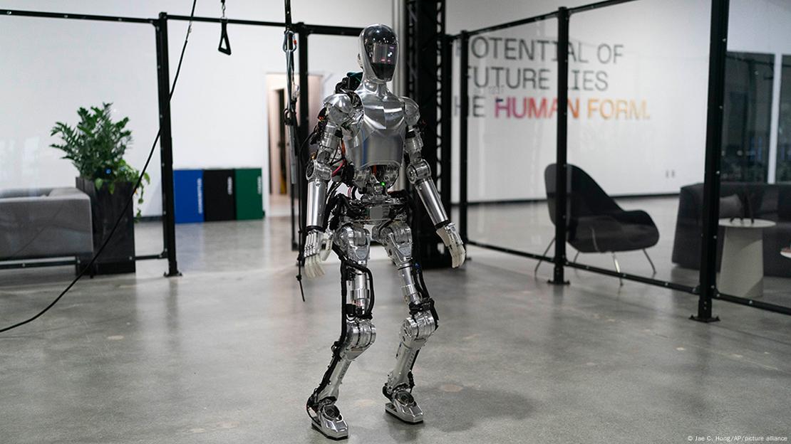 El robot humanoide Figure 01 realiza una demostración en las instalaciones de pruebas de Figure AI en Sunnyvale (California).