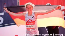 23/04/2023 Leichtathletik: Marathon. Die deutsche Marathonläuferin Fabienne Königstein feiert nach dem Zieleinlauf beim Hamburg-Marathon. 11.800 Teilnehmer nahmen an der 37. Auflage des Hamburg-Marathons teil. +++ dpa-Bildfunk +++