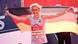 Marathonläuferin Fabienne Königstein jubelt mit Deutschlandfahne im Ziel des Hamburg-Marathons Marathonläuferin Fabienne Königstein jubelt mit Deutschlandfahne im Ziel des Hamburg-Marathons