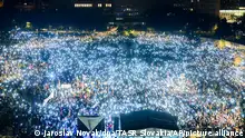 15.3.2024, Menschen nehmen an einer Anti-Regierungs-Demonstration auf dem Freiheitsplatz teil. Die slowakische Regierung unter dem linken Ministerpräsidenten Fico hat mit Gesetzesplänen für einen Umbau des öffentlich-rechtlichen Rundfunks und Fernsehens RTVS Proteste ausgelöst. +++ dpa-Bildfunk +++