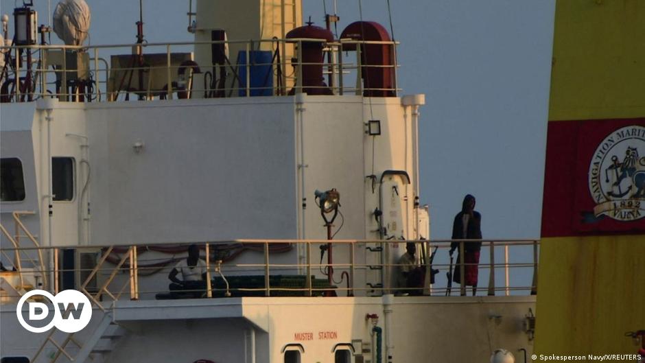 البحرية الهندية تستولي على سفينة تابعة لقراصنة صوماليين وتنقذ طاقمها – DW – 16/03/2024