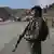 Un soldado pakistaní vigila la frontera con Afganistán.