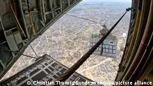HANDOUT - Eine C-130 der Bi-Nationalen Staffel „Rhein“ wirft Hilfsgüter über dem Gazastreifen ab. Die Luftwaffe hat ihren Hilfseinsatz über dem umkämpften Gazastreifen begonnen. +++ dpa-Bildfunk +++