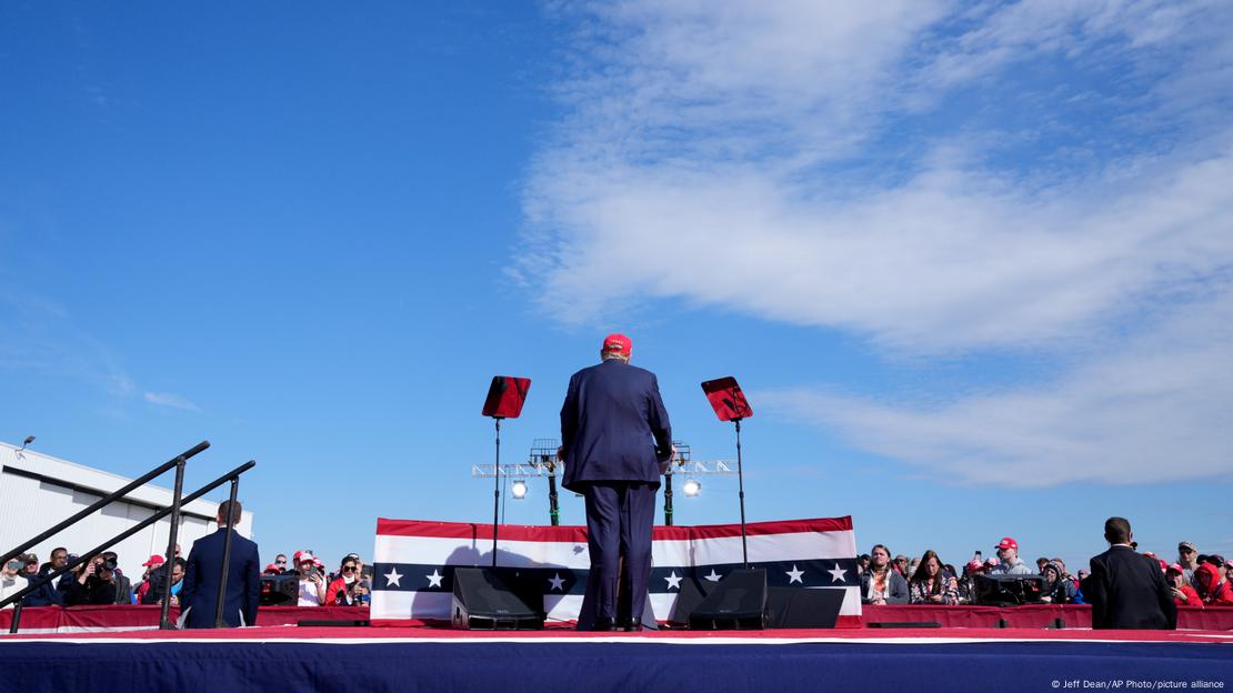 La campaña del presidente Joe Biden emitió un comunicado refiriéndose a Donald Trump como un "perdedor" en los comicios de 2020 que ahora "duplica sus amenazas de violencia política". (16.03.2024)