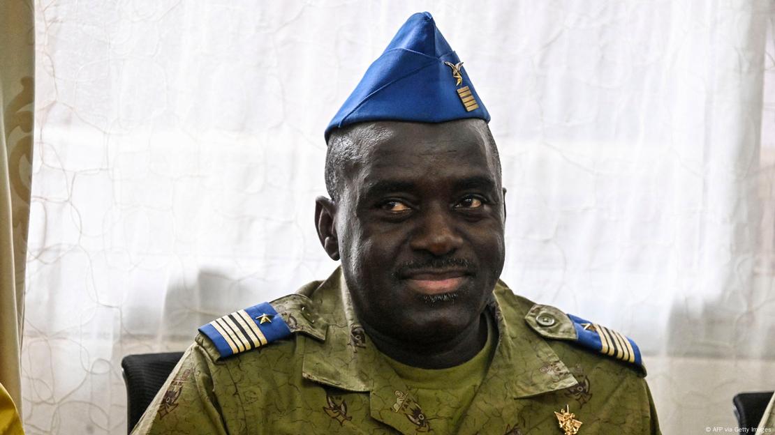 Abdramane Amadou, porte-parole du CNSP au Niger, photographié en gros plan et en tenue militaire Abdramane Amadou, porte-parole du CNSP au Niger, photographié en gros plan et en tenue militaire