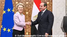 15.6.2022, Ägypten, Präsidentenpalast- Abdel Fattah al-Sisi (r), Präsident von Ägypten, empfängt Ursula von der Leyen, Präsidentin der Europäischen Kommission, vor ihrem Treffen im Präsidentenpalast. Angesichts steigender Preise und einer drohenden Knappheit bei Lebensmitteln in Ägypten stellt die Europäische Union dem Land 100 Millionen Euro zur Verfügung. +++ dpa-Bildfunk +++