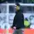  Wolfsburgs Trainer Niko Kovac geht nach dem Spiel über das Feld