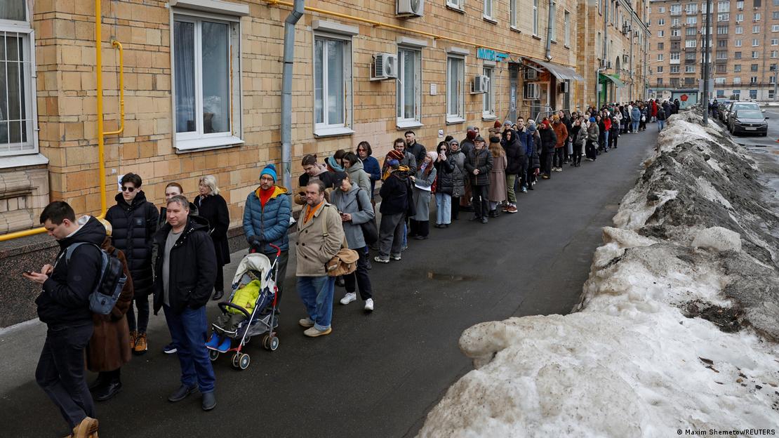 Долга редица пред изборно место во Москва: Руските власти велат дека излезниста на изборите изнесувала околу 74 проценти