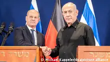 Bundeskanzler Olaf Scholz (SPD) nimmt neben Benjamin Netanjahu (r), Ministerpräsident von Israel, an einer Pressebegegnung nach dem Gespräch teil. Anschließend geht es für den Bundeskanzler weiter zu politischen Gesprächen nach Ägypten. +++ dpa-Bildfunk +++