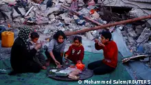Palestinians break their fast amid the rubble of their destroyed home during the Muslim holy fasting month of Ramadan, as the conflict between Israel and Hamas continues, in Rafah, in the southern Gaza Strip March 13, 2024. REUTERS/Mohammed Salem REFILE - QUALITY REPEAT