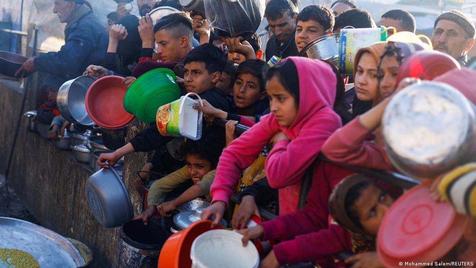 Palestinska deca u Rafi čekaju na podelu hrane: humanitarna situacija u Pojasu Gaze ekstremno je teška