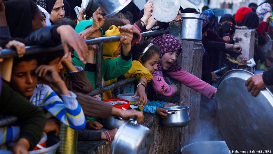 Palestinska deca dobijaju pomoć u hrani u Rafi