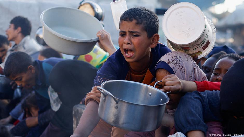 Palestinci čekaju na podelu hrane u Rafi, na jugu Pojasa Gaze