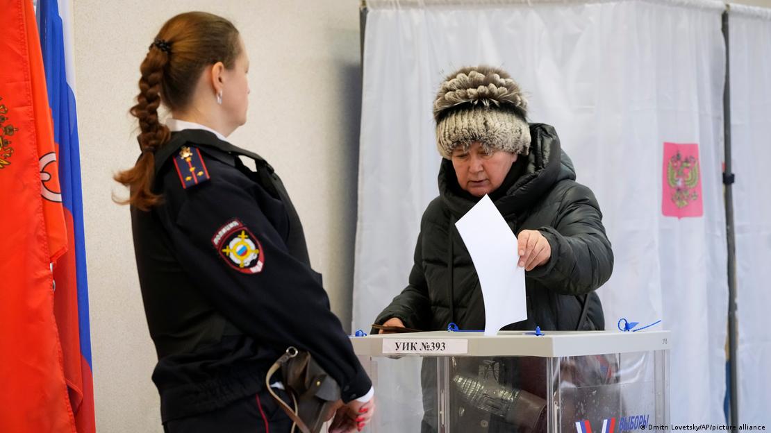 Votime në Shën Peterburg, një grua voton