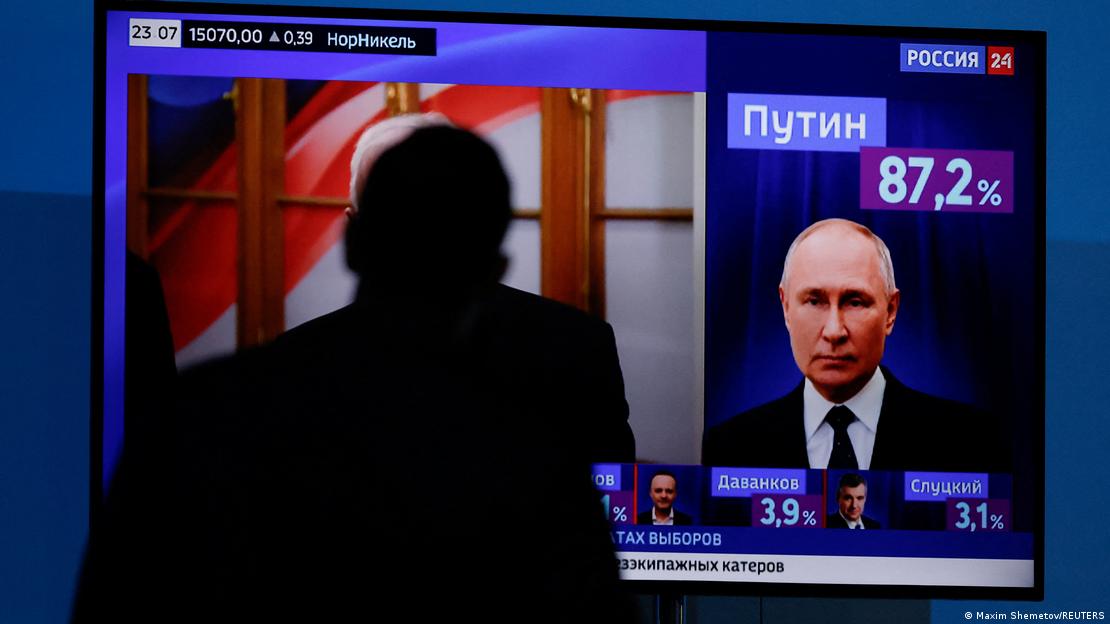 Televizyon ekranında, Vladimir Putin ve diğer adayların, Devlet Başkanlığı Seçimi'nde aldığı oy oranını gösteren grafik - (17.03.2024)
