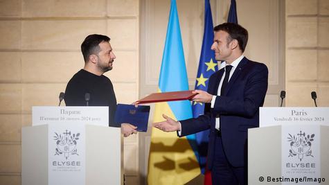 Претседателот Володимир Зеленски го посети претседателот Емануел Макрон во Париз во февруари 2024 година