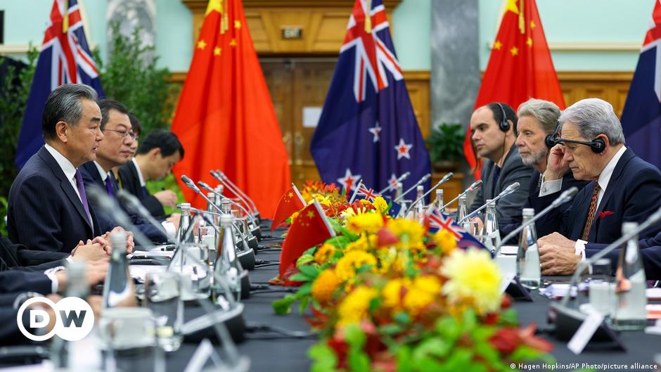 Chinese foreign minister begins diplomatic tour in New Zealand – DW – 03/18/2024
