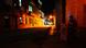 Cuba | Una calle de La Habana semivacía, en penumbras, con una fuente de luz amarillenta al fondo. Cuba | Una calle de La Habana semivacía, en penumbras, con una fuente de luz amarillenta al fondo.