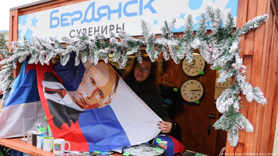 Ukrayna'nın Rus işgali altındaki kentlerinden Berdyansk'ta Putin motifli süs eşyaları satan bir kadın esnaf - (29.12.2023)