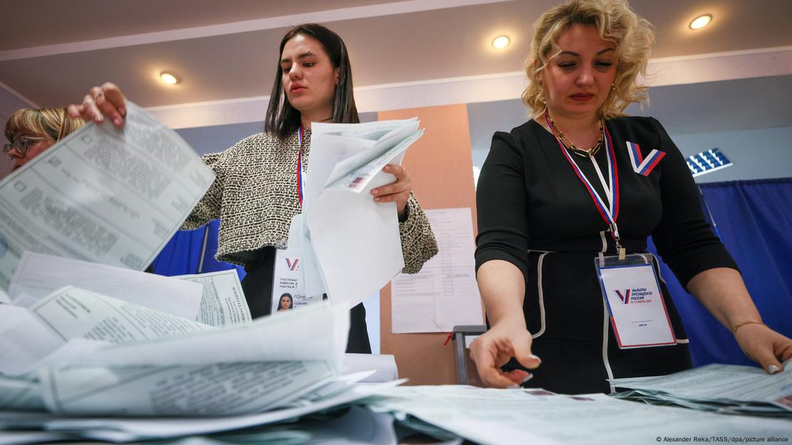 Dos mujeres recuentan papeletas en un local electoral en Rusia.