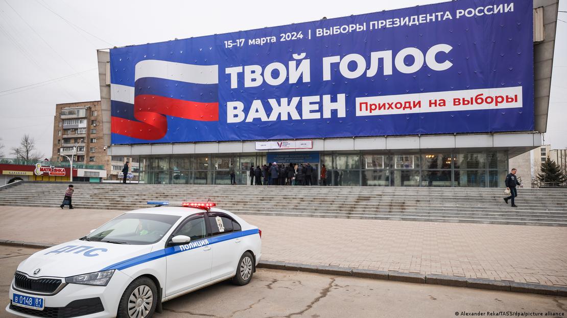 Плакат кој повикува на гласање на руските претседателски избори во окупираниот украински град Луганск