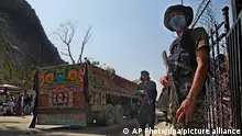 21.08.2021+++ Ein pakistanischer Soldat (r) und Kämpfer der Taliban stehen Wache an einem Grenzübergang zwischen Pakistan und Afghanistan in der Provinz Khyber Pakhtunkhwa auf den jeweiligen Seiten der Länder. (zu dpa: «Pakistanische Luftangriffe auf Afghanistan nach Selbstmordanschlag») +++ dpa-Bildfunk +++