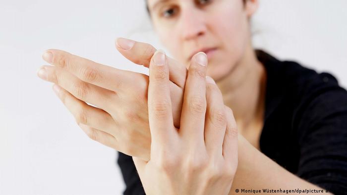 Os sintomas afetem principalmente as mãos, mas todo o corpo é impactado pela inflamação reumática