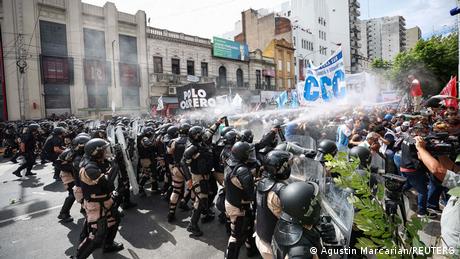 Bei Protesten gegen die Wirtschaftspläne von Argentiniens Präsident Milei ist es zu Zusammenstößen zwischen Demonstranten und Polizisten gekommen.