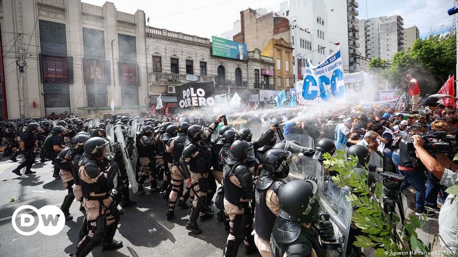 Gewalt bei Protesten gegen Argentiniens Staatschef Milei