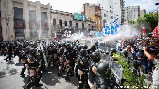 Argentina: Riot police confront Milei austerity protests – DW – 03/19/2024