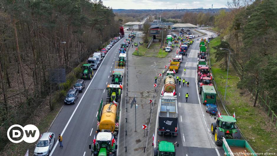 Polscy rolnicy ponownie blokują przejścia na granicy z Niemcami – DW – 18.03.2024