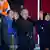 El presidente ruso levanta las manos frente a los micrófonos con los otros dos candidatos rivales en las elecciones, Nikolai Kharitonov (derecha) y Leonid Slutsky (izq.).