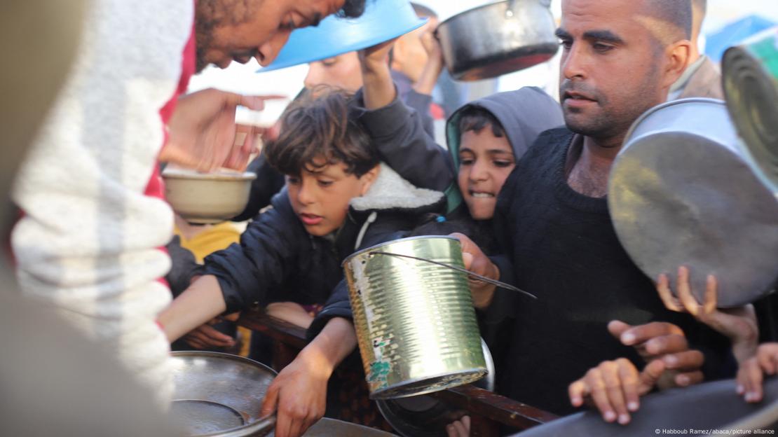 Niños palestinos desplazados por la guerra, en espera de recibir alimentos en el sur de la Franja de Gaza. (Imagen de archivo: 17.03.2024)