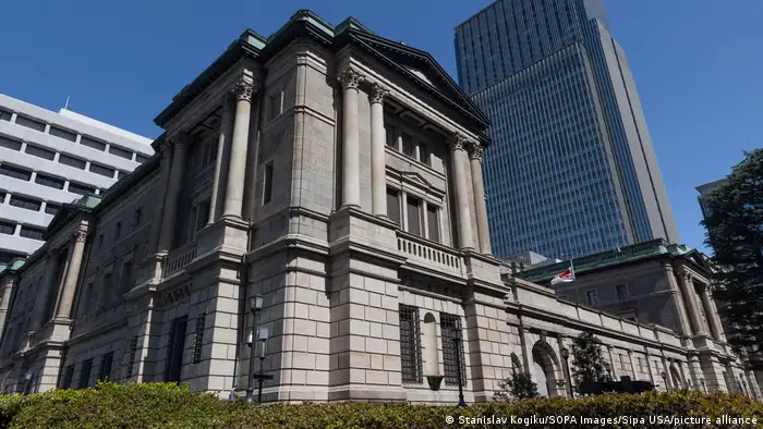 日本央行17年来首次加息。图为日本银行总部大楼。