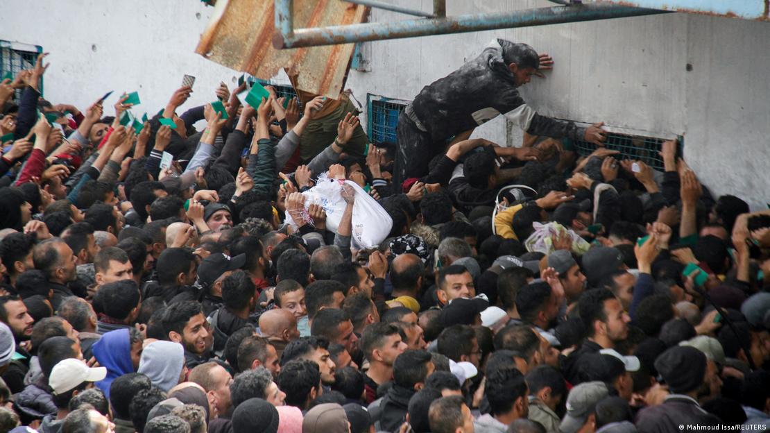Παλαιστίνιοι μπροστά σε αποθήκη με τρόφιμα του ΟΗΕ στη Γάζα