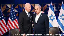 News Bilder des Tages October 18, 2023, Tel Aviv, Israel: President of the United States of America, JOE BIDEN, visits Israel and meets Israeli Prime Minister BENJAMIN NETANYAHU in Tel Aviv. Israel is engaged in a war with Hamas of the Gaza Strip following massive rocket fire from the Gaza Strip into Israel, infiltration of gunmen into Israeli territory, massacre of civilian women and children in their homes and hostage taking of civilians and soldiers. 300,000 reservists have been deployed and the Israeli Air Force is massively bombing Gaza in preparation for the next stage of warfare. Tel Aviv Israel - ZUMAi99_ 20231018_zip_i99_003 Copyright: xAvixOhayon/IsraelxGpox