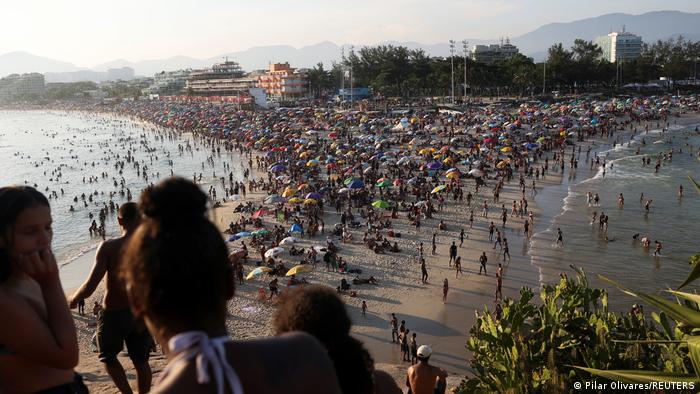 O lugar mais "democrático" do Brasil quer dizer apenas que todos podem frequentar a praia e fazer por lá o que bem entenderem