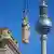 Скульптуры пророков поднимают на крышу "Форума Гумбольдтов" с помощью крана