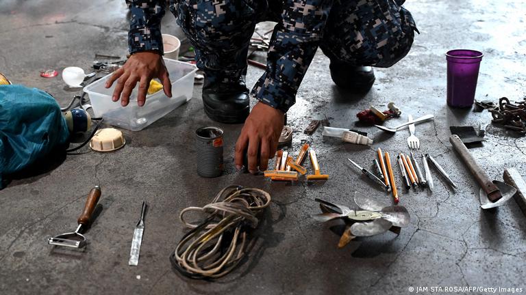 Policial distribui objetos encontrados em batida antinarcóticos