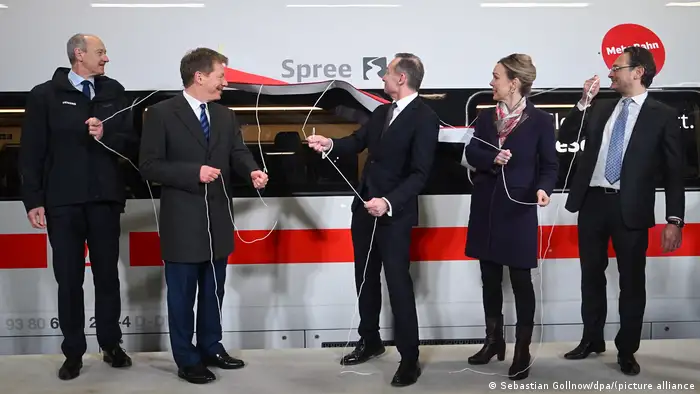 图片为联邦交通部长维辛（FDP）在4代ICE列车交付给铁路时为其揭幕。地点为柏林
