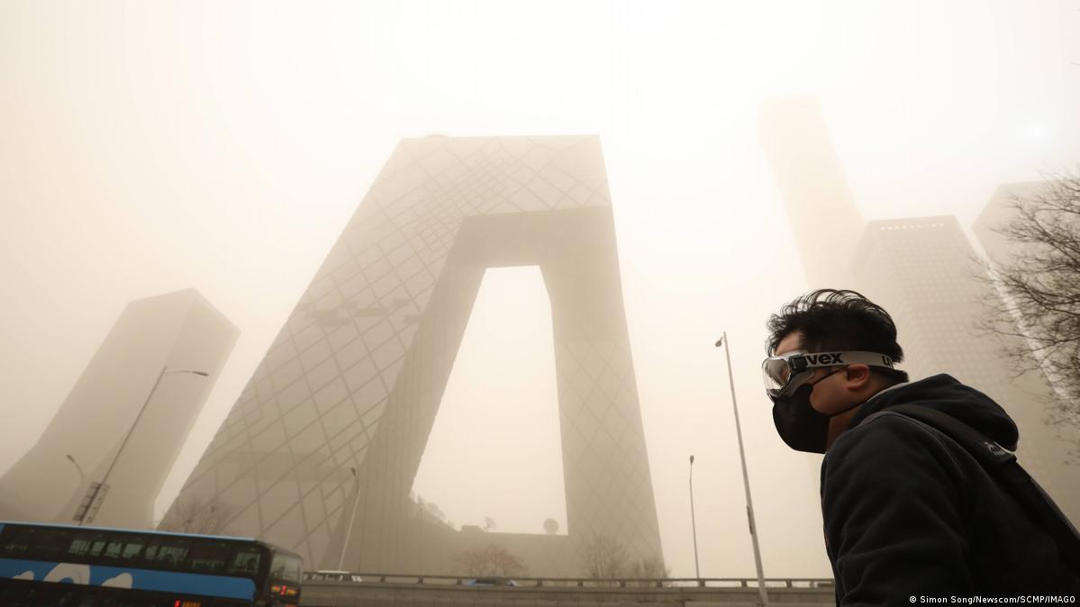 有学者指出，中国青年“躺平”背后，反映的是对经济前景的不确定、甚至信心丧失。