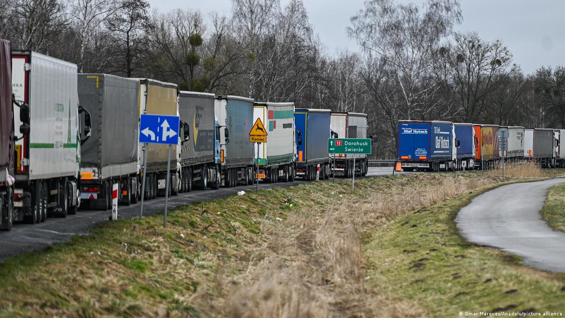 Bllokada e fermerëve polakë -kamionë në radhë në kufi me Ukrainën