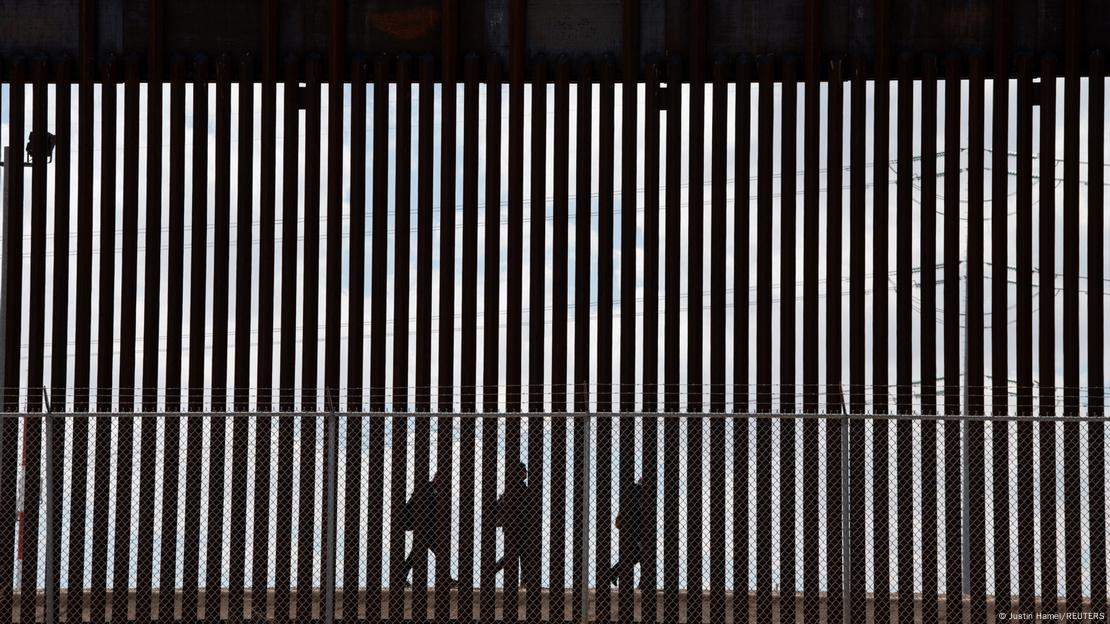 Personas caminando por la frontera entre México y Estados Unidos. Personas caminando por la frontera entre México y Estados Unidos.