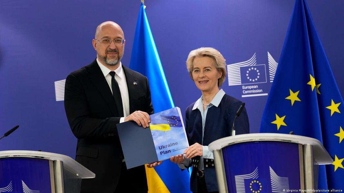 Kryeministri ukrainas, Denys Shmyhal dhe Ursula von der Leyen, presidente e KE duke mbajtur në duar planin për Ukrainën