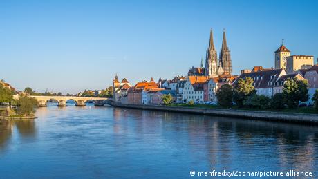Die bayerische Stadt Regensburg liegt an der Donau.