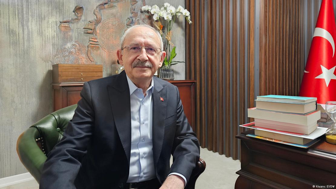 CHP'nin eski Genel Başkanı Kemal Kılıçdaroğlu, makamında otururken kameraya poz veriyor 