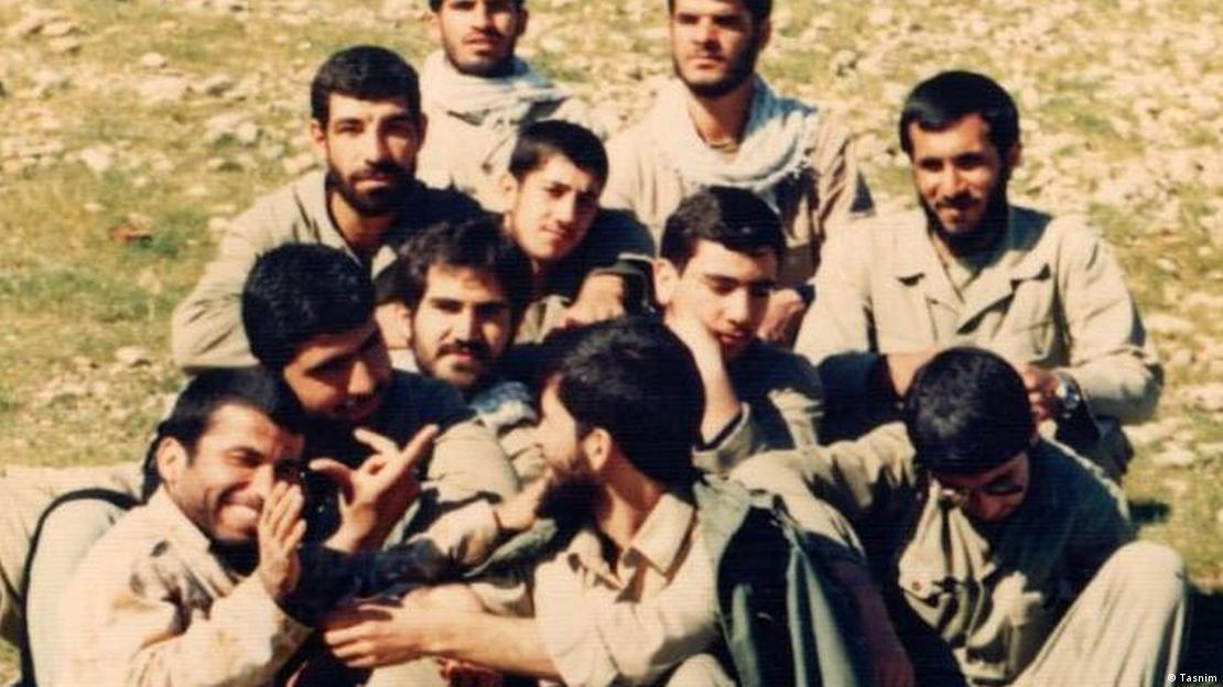 به نوشته رسانه‌های نزدیک به سپاه پاسداران، مجتبی خامنه‌ای نفر نخست از سمت راست در این تصویر (با سر پایین) مربوط به زمان جنگ ایران و عراق است