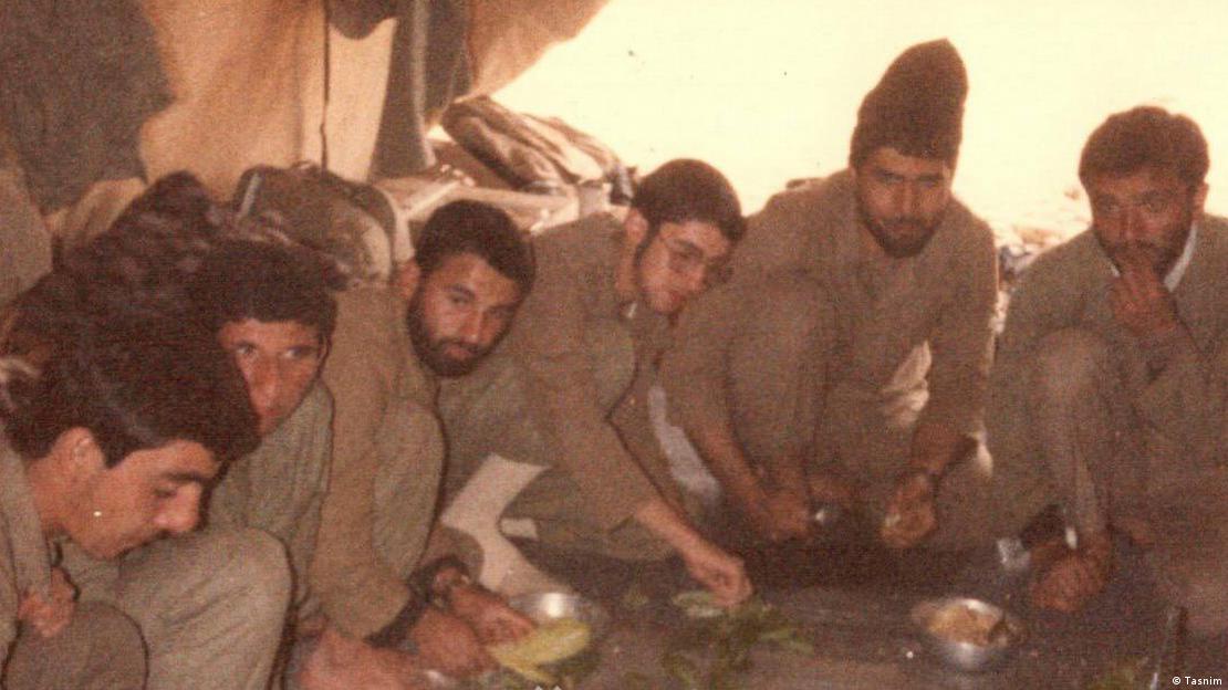 به نوشته رسانه‌های نزدیک به سپاه پاسداران، مجتبی خامنه‌ای نفر سوم از سمت راست در این تصویر مربوط به زمان جنگ ایران و عراق است
