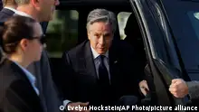 21.03.2024+++ U.S. Secretary of State Antony Blinken, center, steps out of a car as Blinken departs Jeddah for Cairo, Egypt, in Jeddah, Saudi Arabia Thursday, March 21, 2024. (Evelyn Hockstein/Pool Photo via AP)